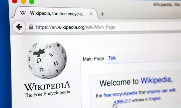 ИИ вытесняет Википедию: трафик упал на 8%